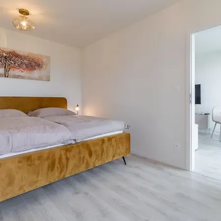 Cozy Near City Centrum And Airport Apartment
