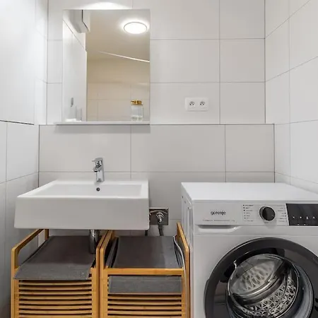 Cozy Near Centrum And Airport 아파트 *